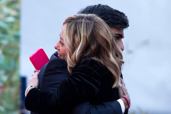 marchrabbit0615's tweet image. 肩を抱き寄せたり腕を組んだり(エスコート)、抱き合うなど海外では割と普通だと思いますよ。
特に首脳会談では国の関係性が良い事のアピールにもなるし。
それとも男性だと良くて女性だとダメなんですか？
それってジェンダーバイアスや女性差別では？(´･ω･｀)

#大椿ゆうこ #社民党