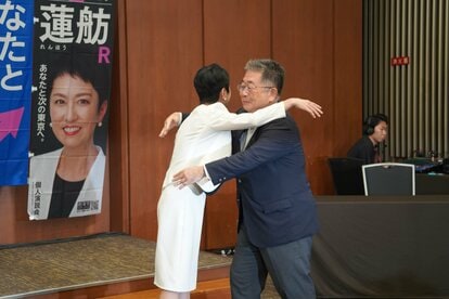 marchrabbit0615's tweet image. 肩を抱き寄せたり腕を組んだり(エスコート)、抱き合うなど海外では割と普通だと思いますよ。
特に首脳会談では国の関係性が良い事のアピールにもなるし。
それとも男性だと良くて女性だとダメなんですか？
それってジェンダーバイアスや女性差別では？(´･ω･｀)

#大椿ゆうこ #社民党