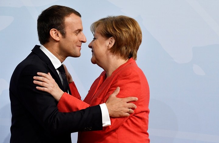 marchrabbit0615's tweet image. 肩を抱き寄せたり腕を組んだり(エスコート)、抱き合うなど海外では割と普通だと思いますよ。
特に首脳会談では国の関係性が良い事のアピールにもなるし。
それとも男性だと良くて女性だとダメなんですか？
それってジェンダーバイアスや女性差別では？(´･ω･｀)

#大椿ゆうこ #社民党