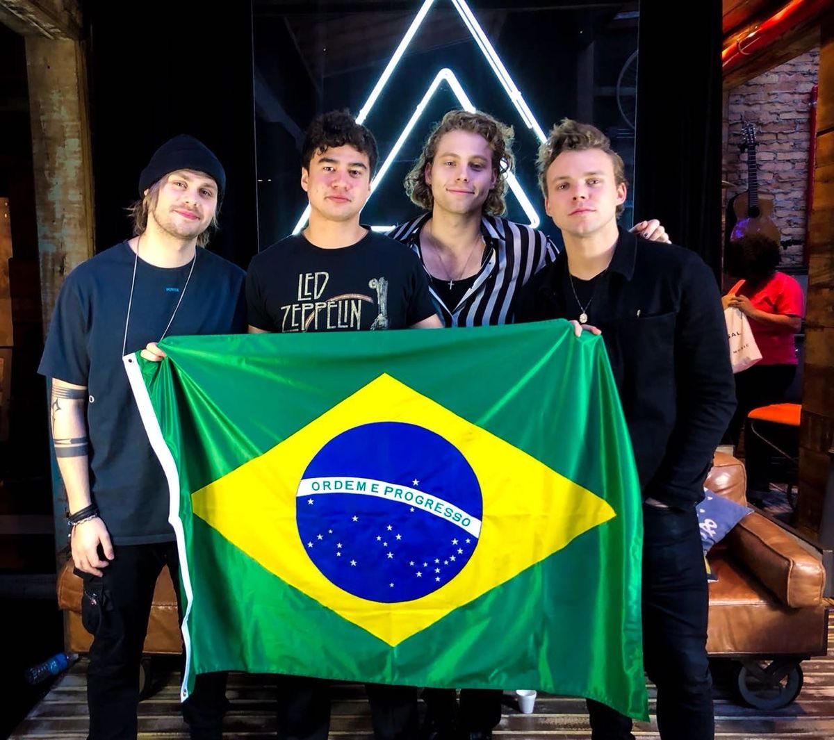 CURIOSIDADE: 5 Seconds of Summer iria tocar no primeiro rock in rio de 1985, mas não tocou porque a banda nem existia e os integrantes não eram nem nascidos, por isso nem chegou a ser cogitado