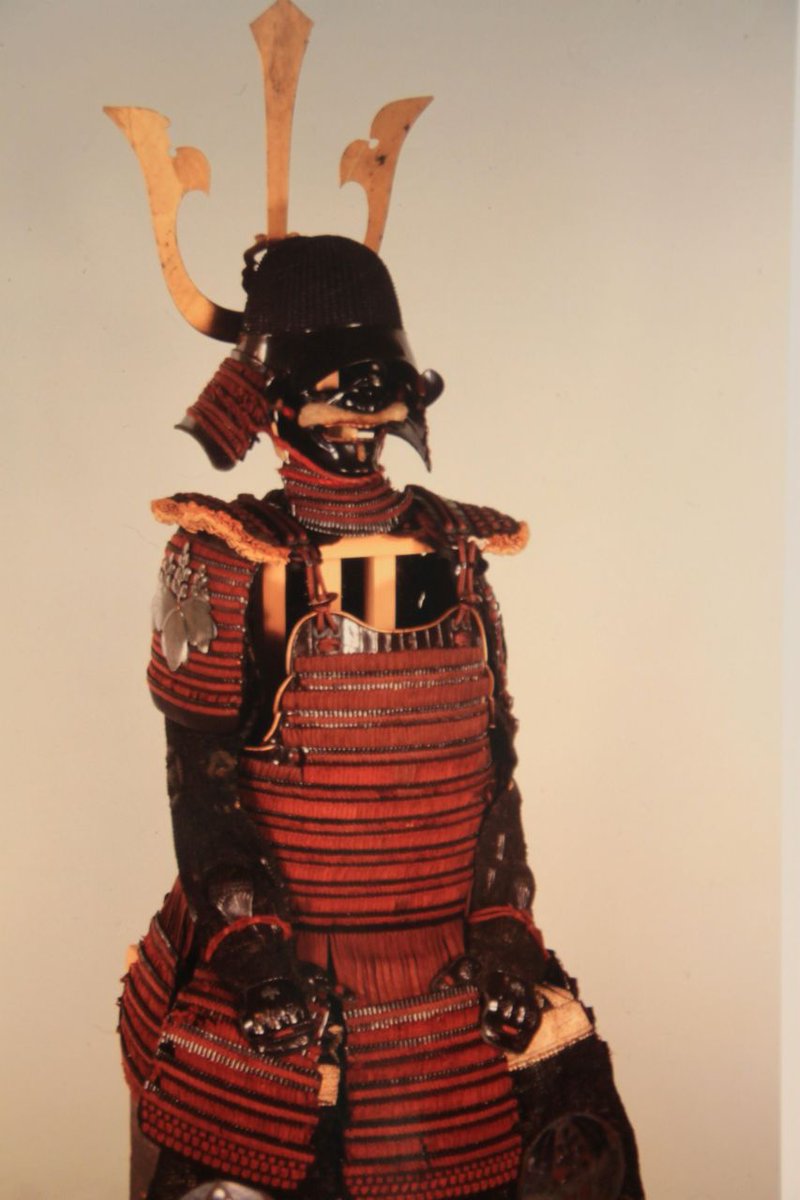 武士の鎧 赤と金 大きな角のヘルメット 武士の鎧 赤と金 大きな角のヘルメット