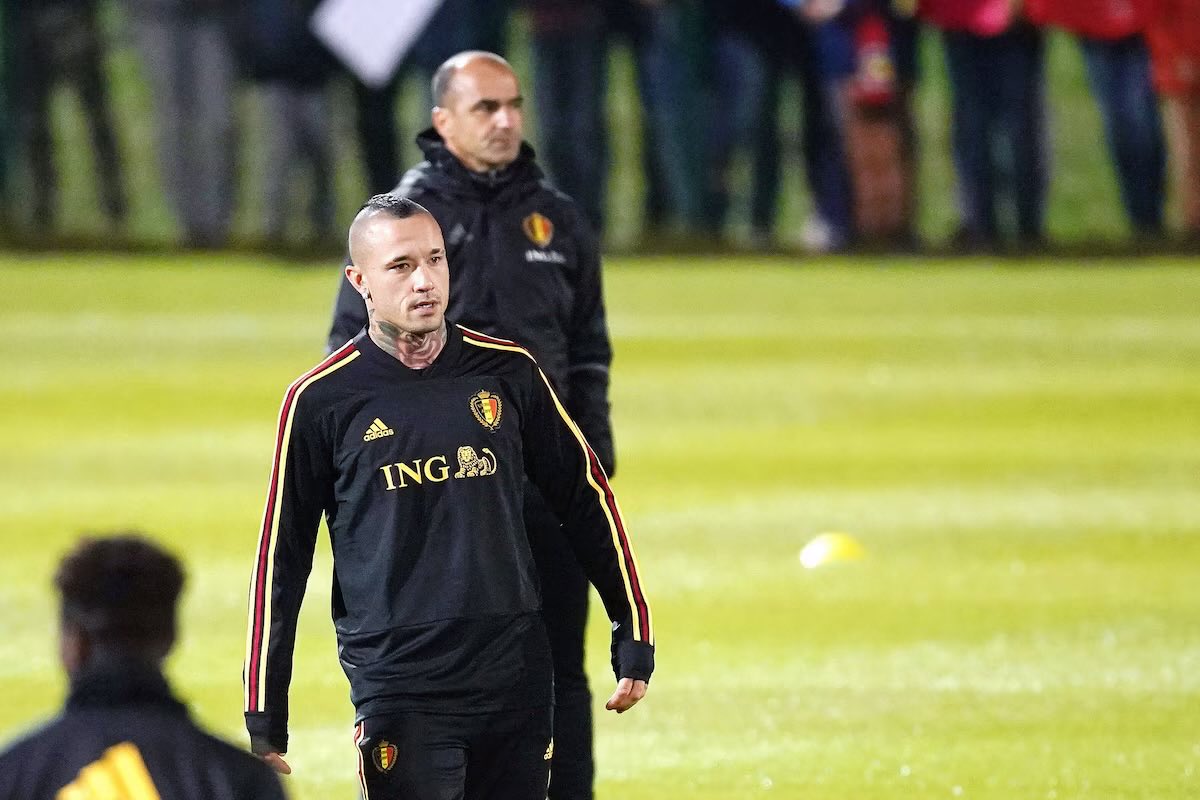 NSEBZvideos's tweet photo. “Não é um especialista do futebol, é um treinador muito mau. Se não fosse ele, a Bélgica podia ter conquistado títulos.

Com Martínez, não havia tática nem estratégia. Quando estávamos com dificuldades era: passa a bola para o Hazard, ou para o De Bruyne, ou para o Lukaku. Não havia estilo de jogo ou tática.

Hoje, digo a mim mesmo que preferia ter jogado pela Indonésia, devido ao respeito que me teriam demonstrado.”

- Radja Nainggolan sobre Roberto Martinez.