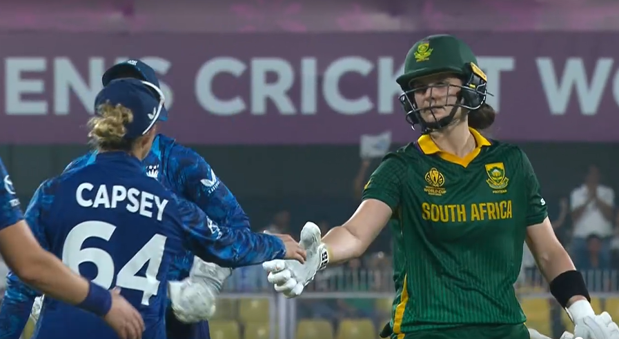 Remarkable sportsmanship from England. They all come up to Laura Wolvaardt after she's dismissed to congratulate her for an unbelievable knock. INCREDIBLE scenes. Wolvaardt walks back to a standing ovation and to the sight of a  tons of mobiles hoping to steal a piece of that