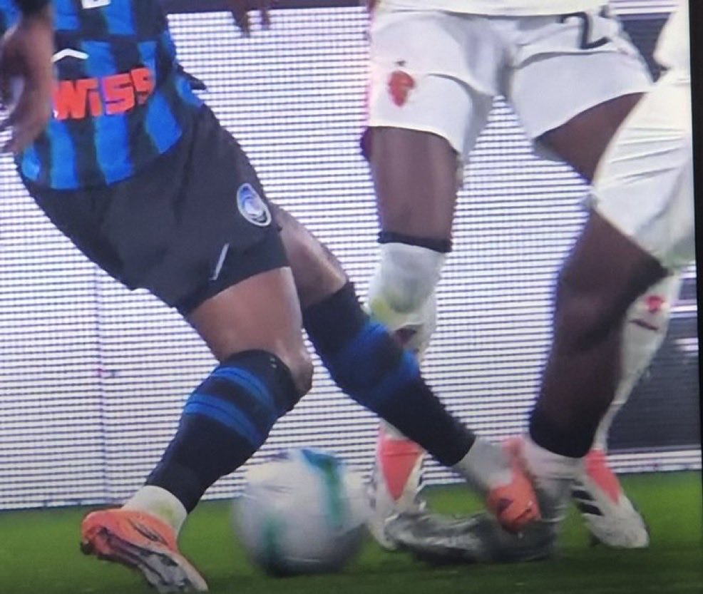 NonEvoluto's tweet image. Che non fosse step on foot mi pare evidente, sopra l&apos;astragalo è già considerata piena caviglia. Intervento scomposto, di certo non intenzionato a far male, ma pericoloso per l&apos;incolumità dell&apos;avversario, passato in cavalleria troppo facilmente 🤔