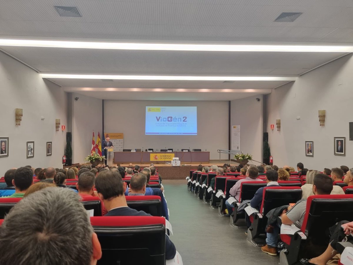 Los agentes 👮‍♀️ de la unidad GIAM (Grupo Integral de Atención a la Mujer), asisten en Valladolid a unasesión formativa 📚 del sistema #VIOGEN2 reforzando nuestro compromiso con la protección de las víctimas de violencia de género 💜 #violenciadegenero #policialocal