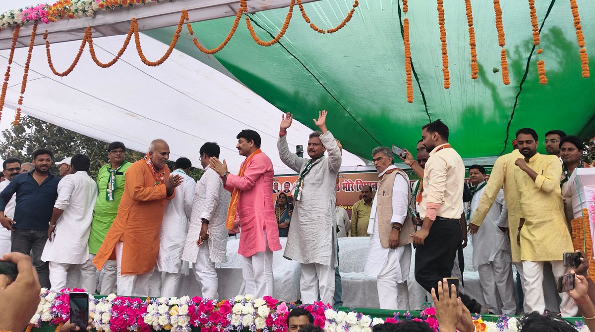 sunilkbv's tweet photo. भोरे विधानसभा के खुरहुरिया में पधारे मा. सांसद श्री मनोज तिवारी जी व डॉ. अरुण कुमार जी का आभार,जिन्होंने एनडीए के पक्ष में आयोजित चुनावी जनसभा को संबोधित किया।
कार्यक्रम में उपस्थित सभी साथियों/मातृशक्ति को नमन,जिनके स्नेहिल आशीर्वाद ने आज एनडीए के विजय संकल्प पर मुहर लगा दिया। https://t.co/zJhZveIZWD