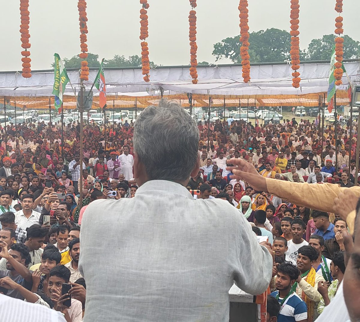 sunilkbv's tweet photo. भोरे विधानसभा के खुरहुरिया में पधारे मा. सांसद श्री मनोज तिवारी जी व डॉ. अरुण कुमार जी का आभार,जिन्होंने एनडीए के पक्ष में आयोजित चुनावी जनसभा को संबोधित किया।
कार्यक्रम में उपस्थित सभी साथियों/मातृशक्ति को नमन,जिनके स्नेहिल आशीर्वाद ने आज एनडीए के विजय संकल्प पर मुहर लगा दिया। https://t.co/zJhZveIZWD