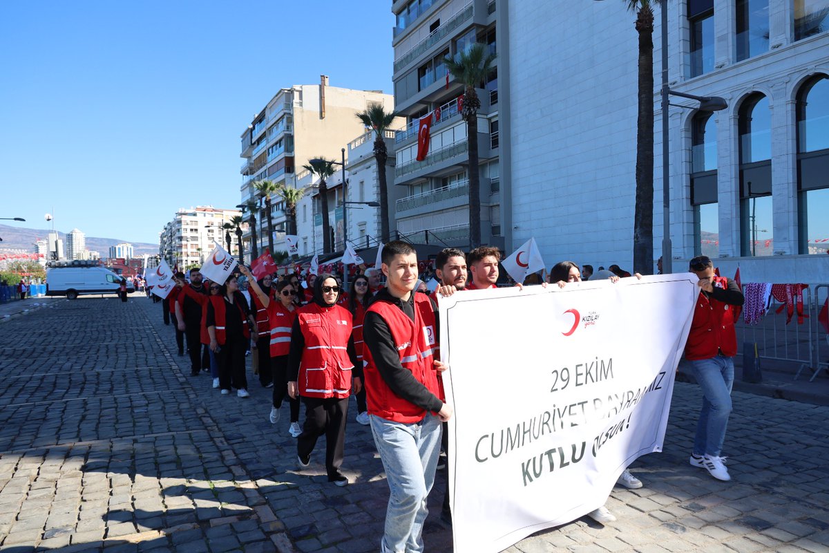 Cumhuriyetimizin 102. yıl coşkusunu hep birlikte yaşadık! 🇹🇷
Türk Kızılay İzmir İl Merkezi olarak, ilçe şubelerimiz, temsilciliklerimiz, kıymetli personelimiz ve gönüllülerimizle birlikte, İzmir Valiliği tarafından düzenlenen Cumhuriyet Bayramı yürüyüşünde gururla yer aldık.