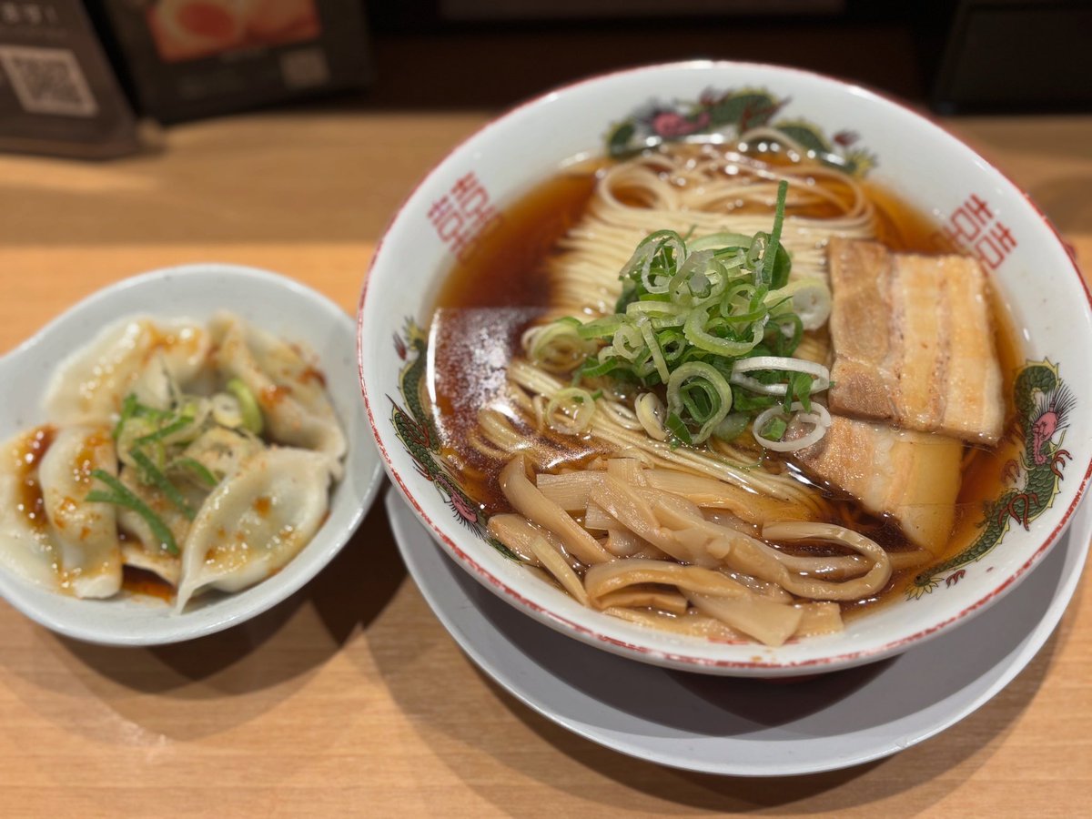 ランチはラーメン＋水餃子🍜🥟
Netflixで『七人の秘書』をみてたら
食べたくなりました🐶

お店に海外の方が2名おられて
帰りがけにカタコトで
『ごちそうさまでした〜とても美味しかったです！』

身体も心も温まるランチでした🐾