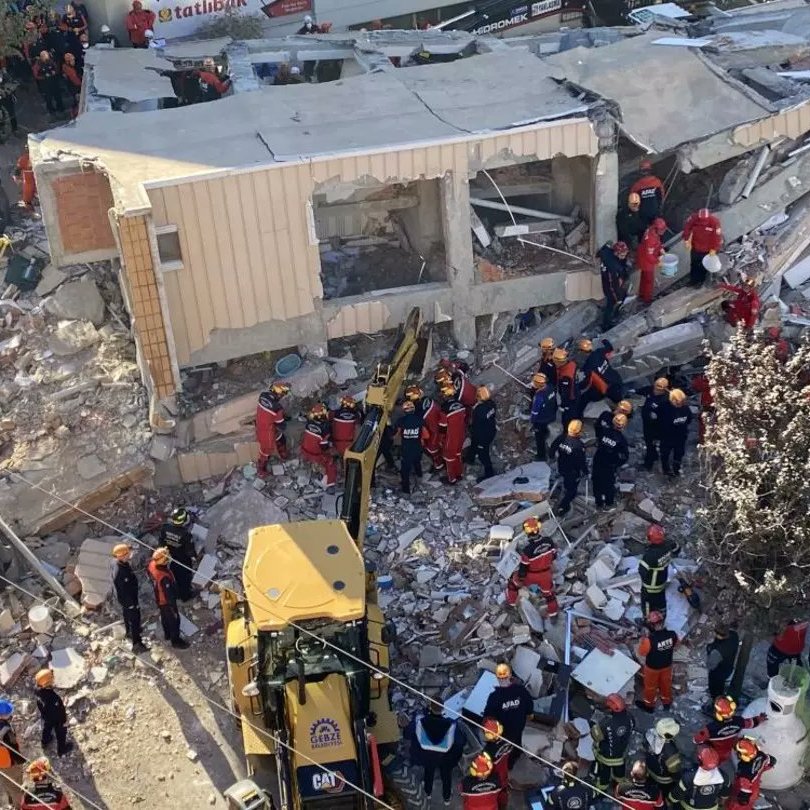 #SONDAKİKA | Kocaeli'nin Gebze ilçesinde çöken binanın enkazından 18 yaşındaki Dilara Bilir sağ çıkarıldı.