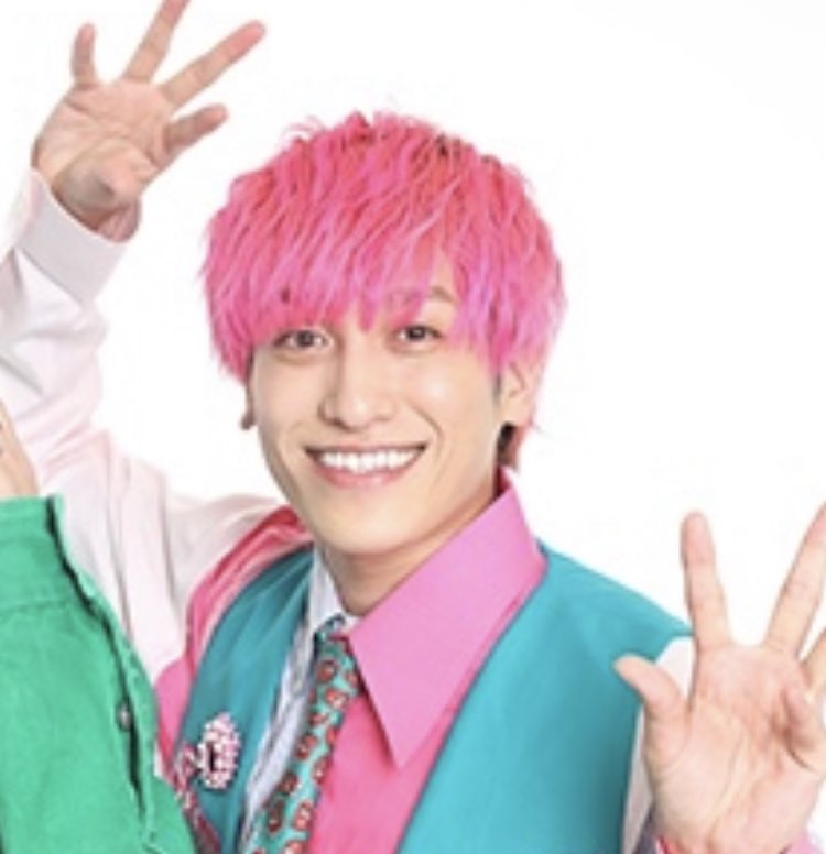 N1b0s1_'s tweet image. まだ全っっ然完成してないけど
#EXIT の2人だけ..
あと4人も..やばい😱
てか1人に時間かけすぎててやばい授業の3時間りんたろーに使って放課後の2時間かねちーに使った 蛍光ピンクの絵具とか初めて使った最初で最後だろうな..笑 
#かねちー #りんたろー 
#似顔絵 #イラスト