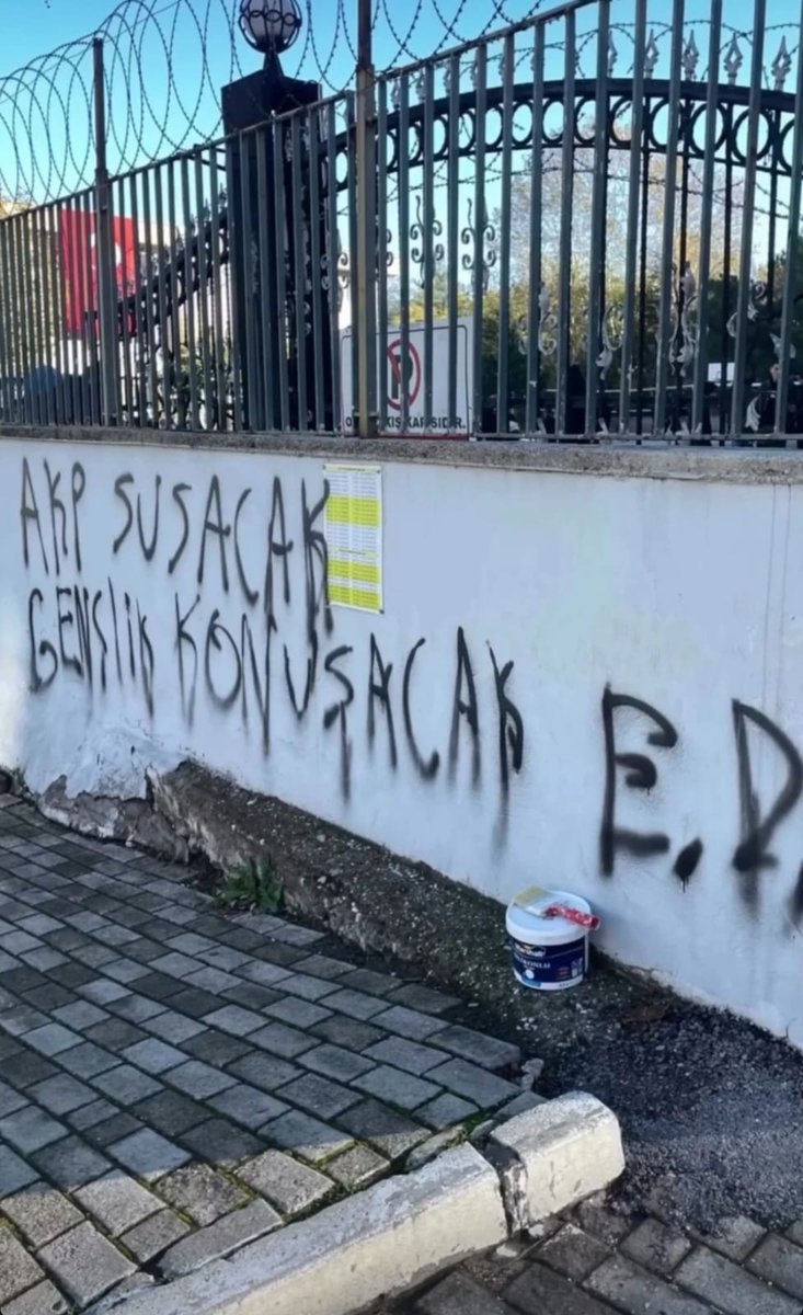 solgenc69's tweet photo. Karabük'ten Bursa'ya devrim ruhu ayakta, liseliler sokakta!
⭐️Laik ve bilimsel eğitim hakkımızı savunuyor, #FaşizmeNotYok diye haykırıyoruz! Okullarımızı neoliberal politikalarının esiri haline getirmeye çalışan #AKPSusacakGençlikKonuşacak ! https://t.co/lOMhzwRMFV