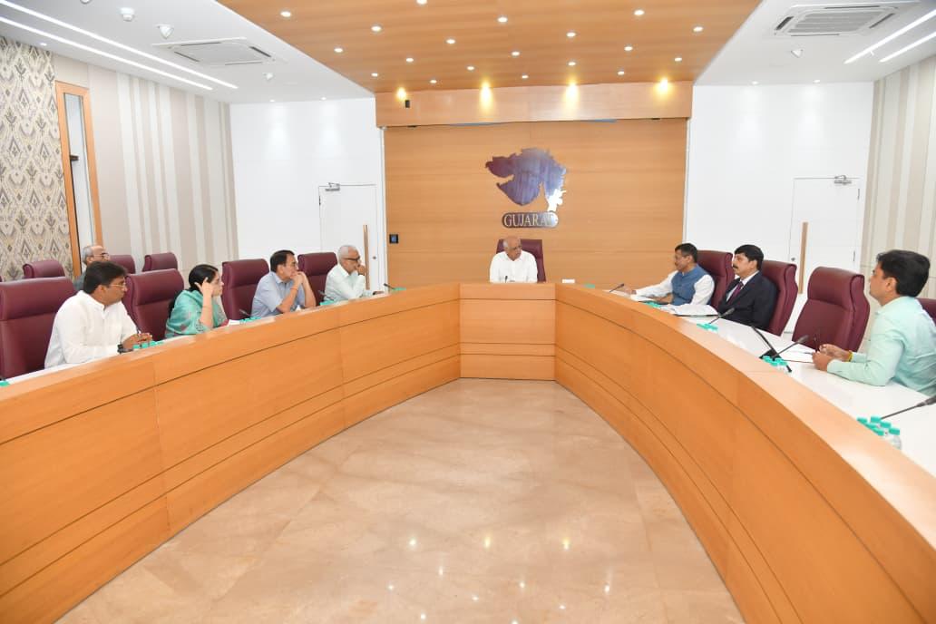 CMOGuj's tweet image. માનનીય વડાપ્રધાન શ્રી નરેન્દ્રભાઈ મોદીએ અપનાવેલા &apos;નાગરિક દેવો ભવ: - સિટિઝન ફર્સ્ટ&apos;ના અભિગમને રાજ્યમાં ડિજિટલ ગુડ ગવર્નન્સથી સાકાર કરીને &apos;વિકસિત ભારત @ 2047&apos; માટે &apos;વિકસિત ગુજરાત @ 2047&apos;થી નવો અધ્યાય રચવાના ધ્યેય સાથે મુખ્યમંત્રી શ્રી ભૂપેન્દ્રભાઈ પટેલે રાજ્ય શાસનના વહીવટી માળખા…