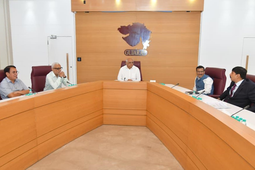 CMOGuj's tweet image. માનનીય વડાપ્રધાન શ્રી નરેન્દ્રભાઈ મોદીએ અપનાવેલા &apos;નાગરિક દેવો ભવ: - સિટિઝન ફર્સ્ટ&apos;ના અભિગમને રાજ્યમાં ડિજિટલ ગુડ ગવર્નન્સથી સાકાર કરીને &apos;વિકસિત ભારત @ 2047&apos; માટે &apos;વિકસિત ગુજરાત @ 2047&apos;થી નવો અધ્યાય રચવાના ધ્યેય સાથે મુખ્યમંત્રી શ્રી ભૂપેન્દ્રભાઈ પટેલે રાજ્ય શાસનના વહીવટી માળખા…