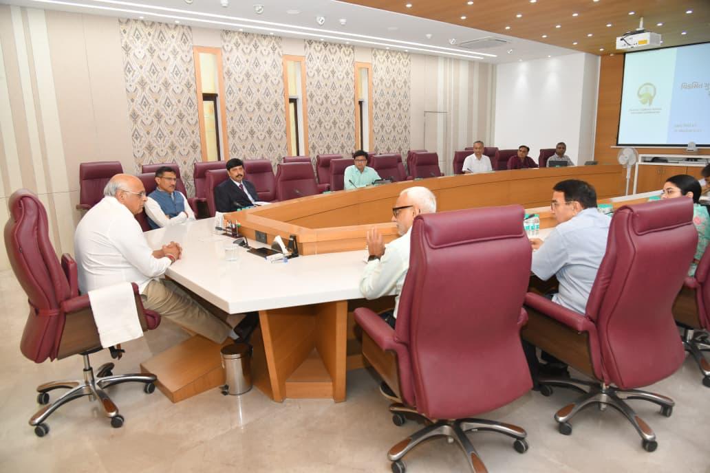 CMOGuj's tweet image. માનનીય વડાપ્રધાન શ્રી નરેન્દ્રભાઈ મોદીએ અપનાવેલા &apos;નાગરિક દેવો ભવ: - સિટિઝન ફર્સ્ટ&apos;ના અભિગમને રાજ્યમાં ડિજિટલ ગુડ ગવર્નન્સથી સાકાર કરીને &apos;વિકસિત ભારત @ 2047&apos; માટે &apos;વિકસિત ગુજરાત @ 2047&apos;થી નવો અધ્યાય રચવાના ધ્યેય સાથે મુખ્યમંત્રી શ્રી ભૂપેન્દ્રભાઈ પટેલે રાજ્ય શાસનના વહીવટી માળખા…