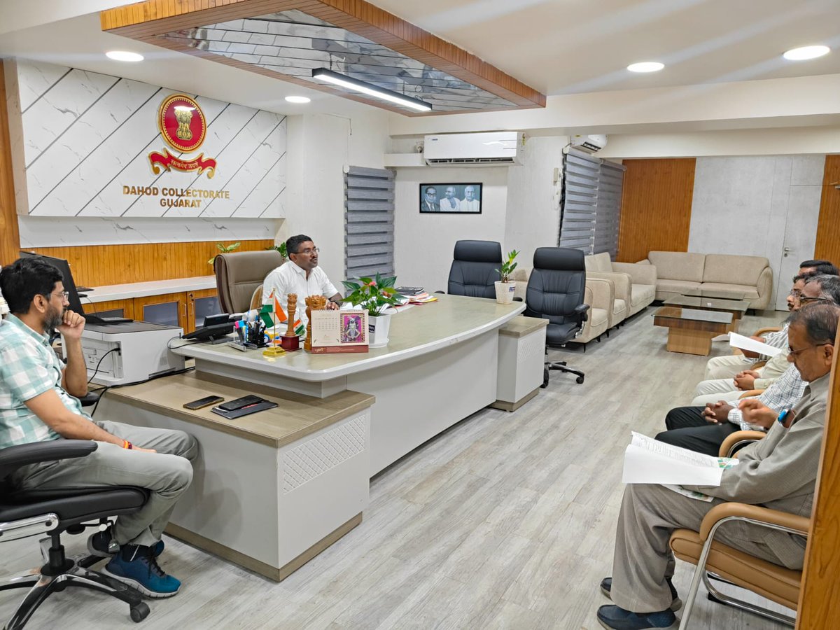 આજ તા.૨૯/૧૦/૨૦૨૫ના રોજ માન. જિલ્લા ચૂંટણી અધિકારી અને કલેક્ટરશ્રી દાહોદ ની અધ્યક્ષતામાં ખાસ સઘન મતદાર સુધારણા (SIR) કાર્યક્રમ અંતર્ગત દાહોદ જિલ્લાના માન્ય રાજકીય પક્ષોને SIR બાબતે માહિતગાર કરવામા માટે બેઠકનું આયોજન કરવામાં આવ્યું