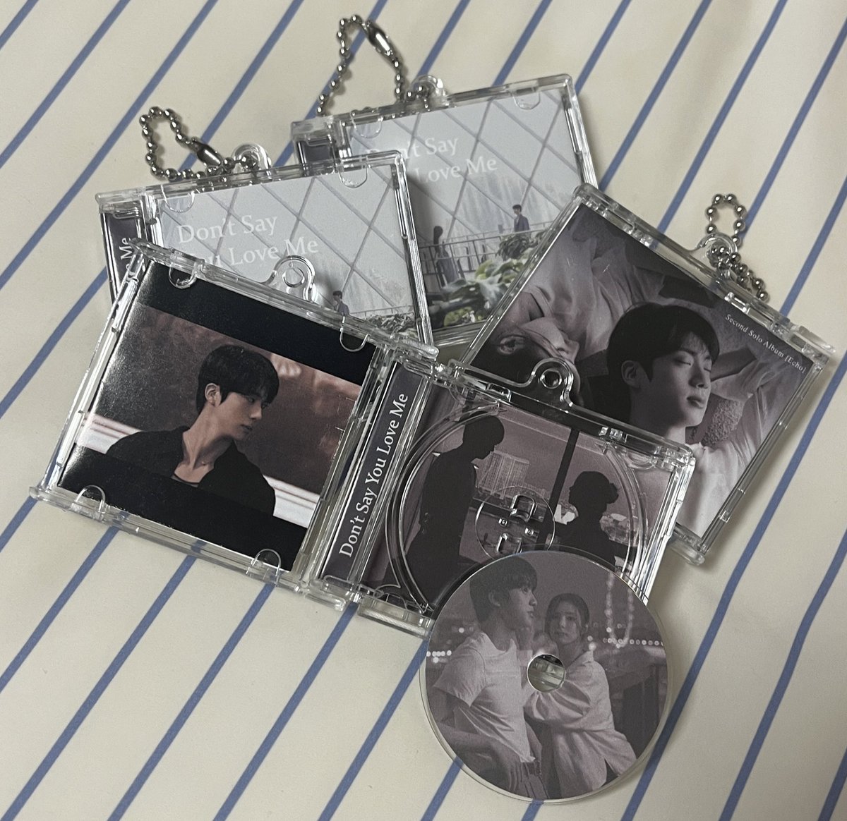 for_U_97's tweet photo. 𝐑𝐔𝐍𝐒𝐄𝐎𝐊𝐉𝐈𝐍_𝐄𝐏.𝐓𝐎𝐔𝐑_𝐄𝐍𝐂𝐎𝐑𝐄
달려라 석진 앙콘 나눔 공지

✩ 일시_ 막콘 𝟏𝟏.𝟎𝟏
✩ 구성_ 미니 CD 키링(13개) / 지류 티켓(14장) / 도무송(40장)
✩ 장소, 시간_ 당일 공지◡̈

#RUNSEOKJIN_EP_TOUR_ENCORE #RT #아미트친소 https://t.co/OR9DyFgcC1