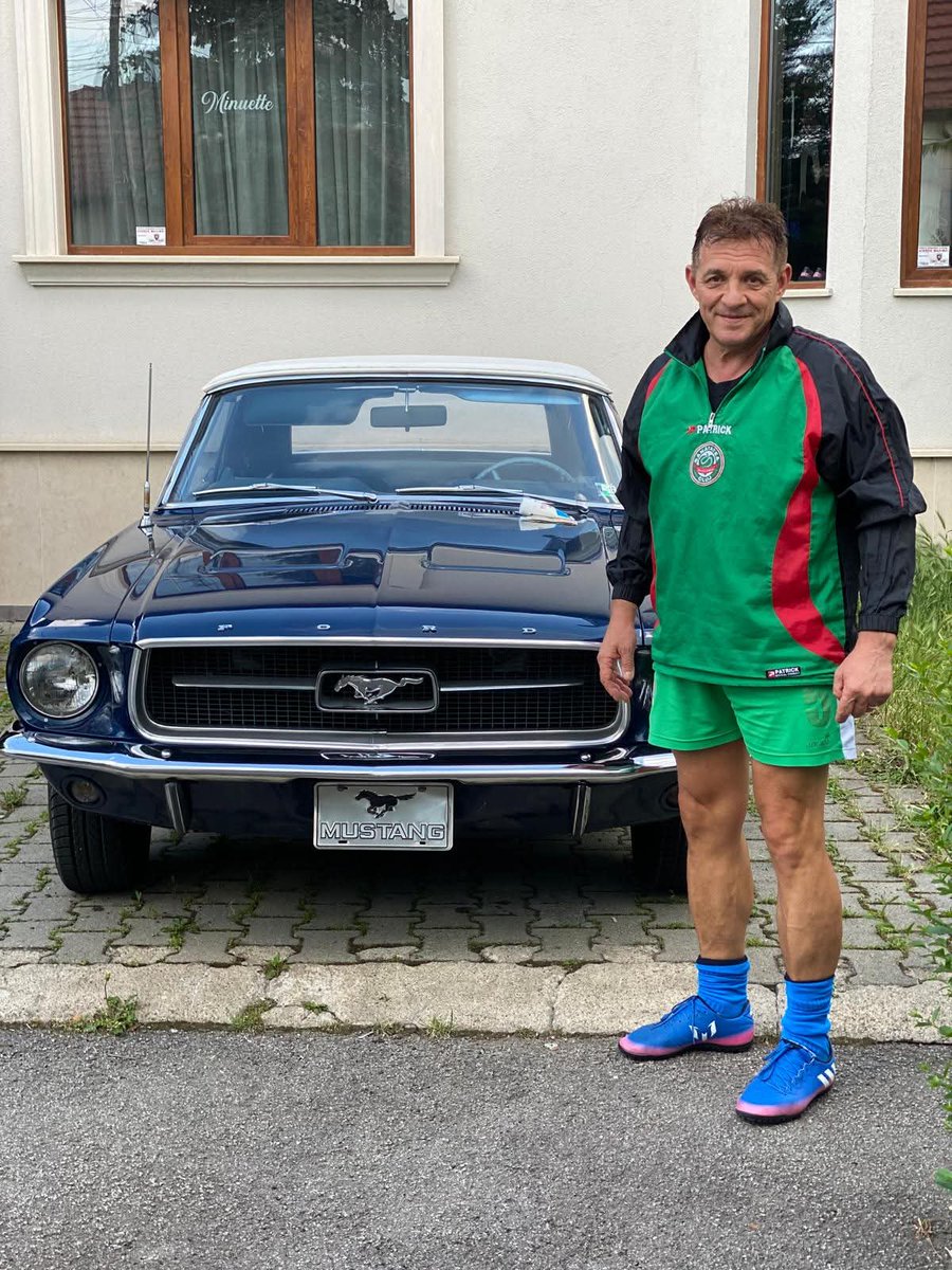 🇷🇴 Légendaire Roumanie !

À 61 ans, le président de Sănătatea Cluj, Aurelian Ghișa, devrait entrer en jeu contre Craiova (qui joue la Conference League) ce soir en Coupe.

"Vu tout ce qu'il fait pour le club, il le mérite" - coach Miriuță. Futur joueur le plus âgé de l'histoire ?