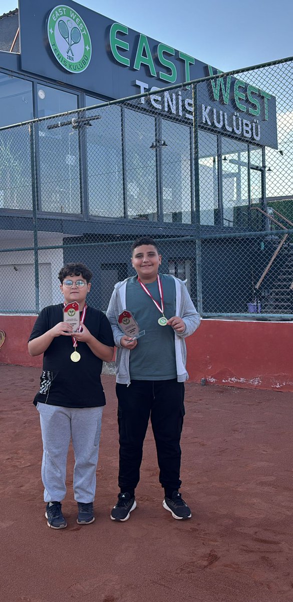 İl geneli yapılan 29 Ekim Cumhuriyet Tenis Turnuvasında final oynayan   öğrencilerimiz den Alperay Tekbudak Van1.si Emirhan  Turan Van 2.si oldular. Kutluyoruz ❤️💙🇹🇷
<a href="/bahcesehir_k12/">Bahçeşehir Koleji</a> 
<a href="/EnverYucel/">EnverYucel</a> 
<a href="/koccozlem/">Dr.Özlem Koç</a> 
<a href="/Savas_BOYAR/">Savaş BOYAR</a> 
<a href="/AtlihanMumtaz/">Mümtaz ATLIHAN</a>