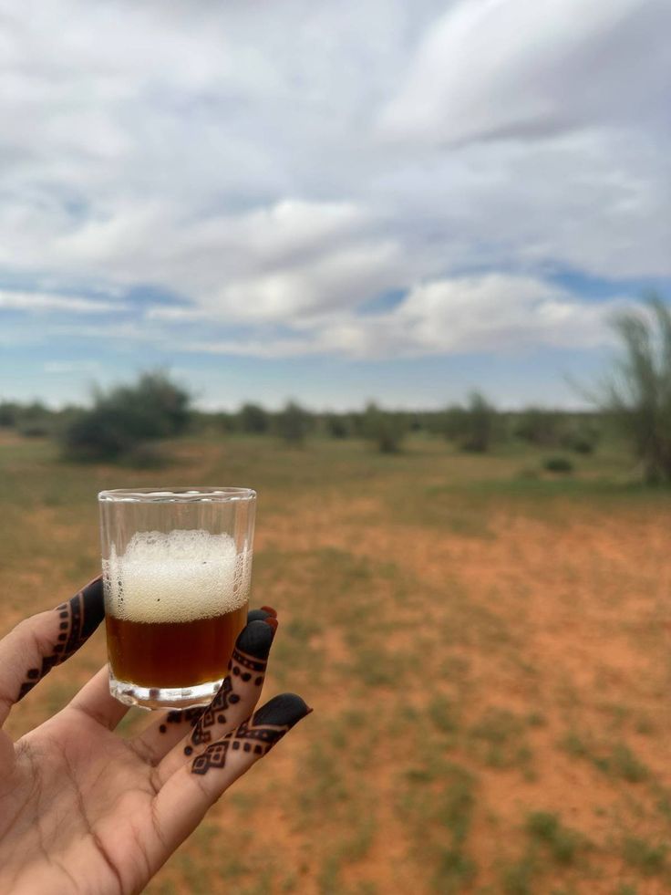 طعم الشاي الموريتاني يجمع بين المرارة والنعناع والدفء في كل رشفة 🍵🌿