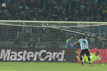 lateral_volante's tweet photo. Todos preocupados por el cometa #3IATLAS y todavía no se dan cuenta que es la pelota de Higuaín volviendo a la Tierra después de 10 años. https://t.co/sApgcI1zu6
