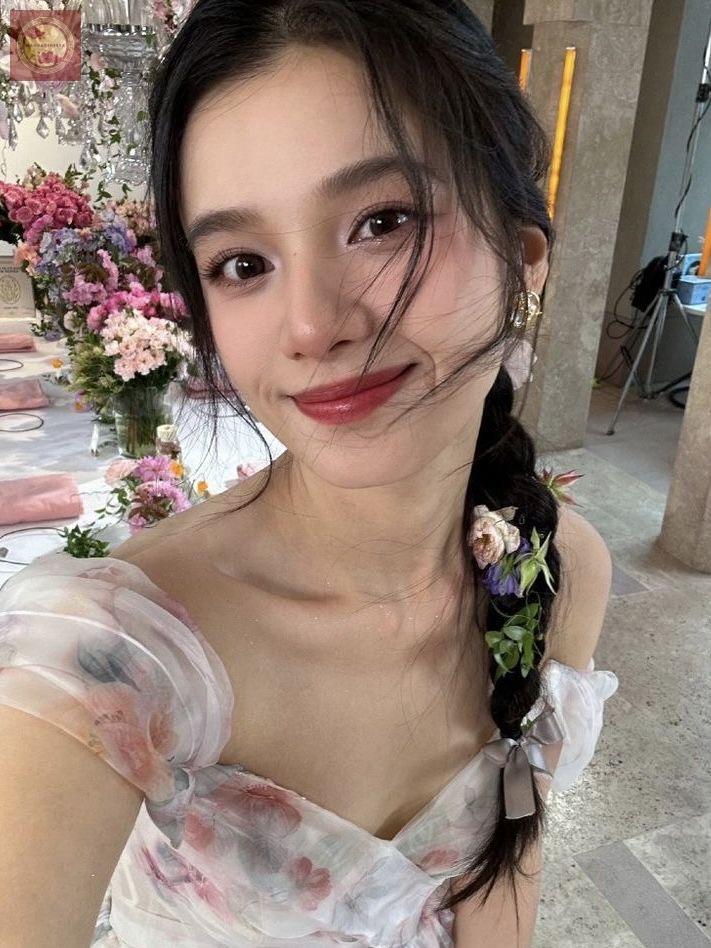 [nihao] [nihao] hai, aku lagi mau ngikutin zhang jingyi nih. boleh kasih tau ga ke sender mengenai gadis cantik ini selain drama-dramanya? fun fact nya apa aja ya?