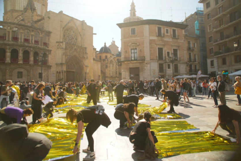 La_Directa's tweet photo. Cobreixen la plaça de la Mare de Déu de València amb 229 mantes tèrmiques, una per cada víctima de la dana, en una acció simbòlica organitzada per l'Acord Social Valencià. Fotos d'Ona Cano https://t.co/PEN5mxPUEj https://t.co/pxl1RGLTKx