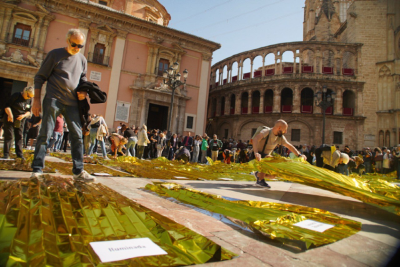 Cobreixen la plaça de la Mare de Déu de València amb 229 mantes tèrmiques, una per cada víctima de la dana, en una acció simbòlica organitzada per l'Acord Social Valencià. Fotos d'Ona Cano directa.cat/viure-despres-…