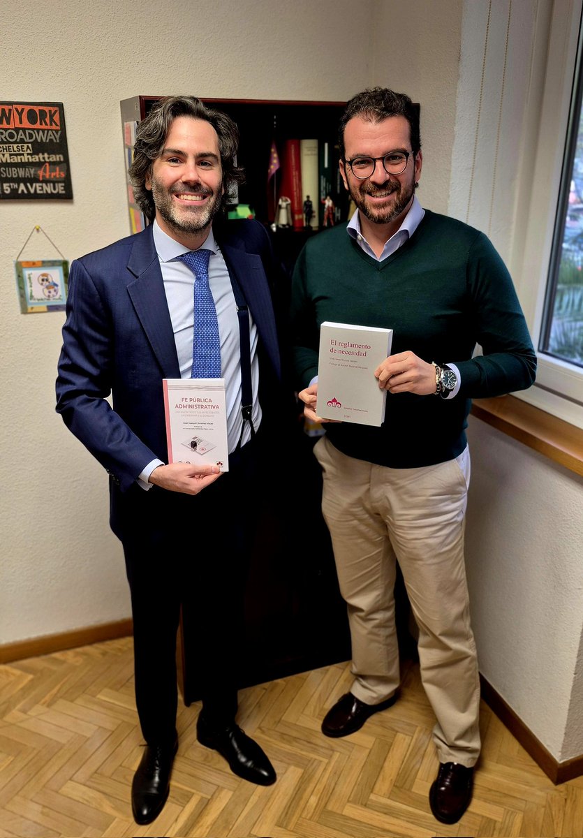 Visita a mi despacho en el <a href="/territorialgob/">Ministerio P. Territorial y M. Democrática</a> del Dr. Guillermo Villar Crespo, con su última obra publicada por el <a href="/cepcgob/">Centro de Estudios Políticos y Constitucionales</a>. Un lujo de amigo y un honor poder leerte. Las personas que conocen y aman los mismos libros que tú tienen el mapa del camino a tu alma,