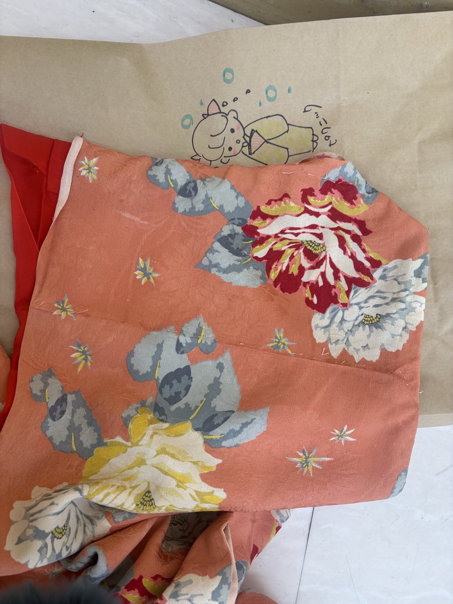 粋です、ゆったり身幅ワントーンの色合いがシンプルでモダンな正絹お召しのお着物です 粋です、ゆったり身幅ワントーンの色合いがシンプルでモダンな正絹お召しの