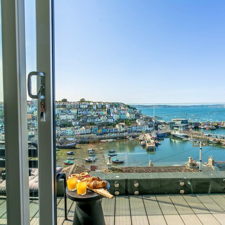 WOW, Imagine waking up to these stunning views over Brixham! 😍⛵⚓ 

Looking to escape to our South Devon coast this autumn? englishriviera.co.uk

📍 The Captains Cottage Brixham

#autumn #englishriviera #devon