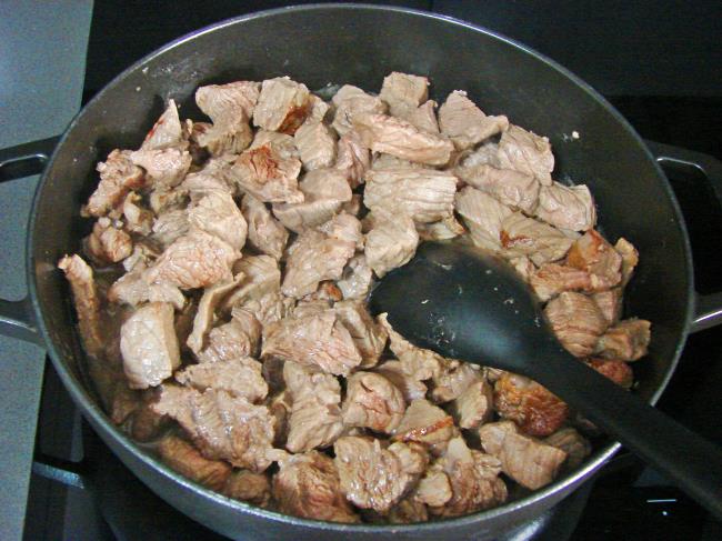 yemeknet's tweet photo. İnanılmaz bir kolaylık! 🥩✨ Bu yöntemle kuşbaşı eti **buzdolabına bile koymadan** saklayabilirsiniz! Kullanacağınız kadar alıp, kalanını tekrar saklamaya devam edebilirsiniz.
Malzemeleri ve Yapılışı : https://t.co/MEvWKlE5bg
#yemeknet #konservedanakavurma #etyemekleri #kishazirlik #pahali #kolay #ortapratik #klasik #ortakalorili #tencere