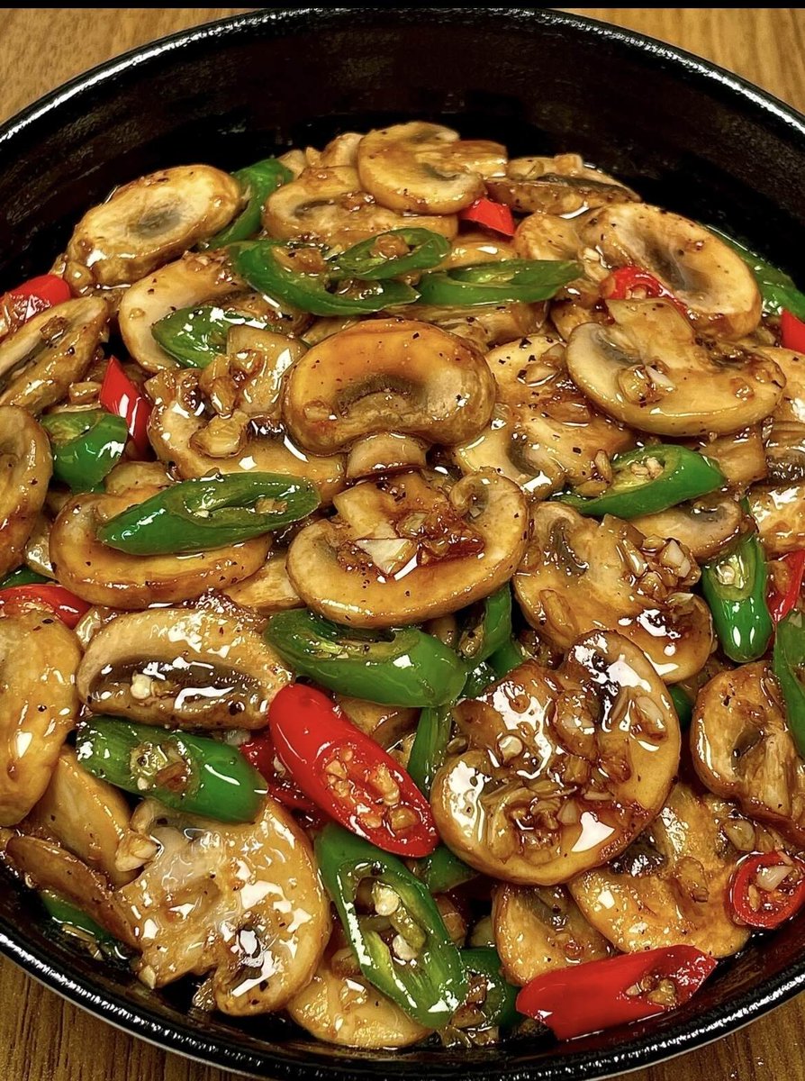 口蘑这道双椒口蘑，一出锅就香迷糊啦！ 口蘑鲜美，香香辣辣，拌饭或夹馒头吃超级香！ 做法简单不翻车，喜欢口蘑的姐妹一定要试试🌸