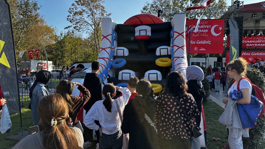 🇹🇷Cumhuriyet coşkusunu çocuklarımızla birlikte doyasıya yaşıyoruz.

Kahkahalar, yüzlerde mutluluk, kalplerde Cumhuriyet sevgisi var ❤️