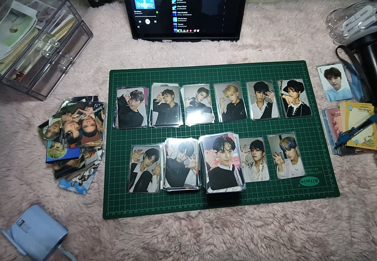 farhearteu's tweet photo. after sorting out according to members (there still unit pc tho 😭)

correction on price range (RM3-20)

*please help me to adopt these babies, especially haknyeon and q 🥺 these babies deserves a better home 🫶🏻

#pasarTBZ @PasarTheBoyzMY #farhearteu_selling https://t.co/umHYhFcZ9e
