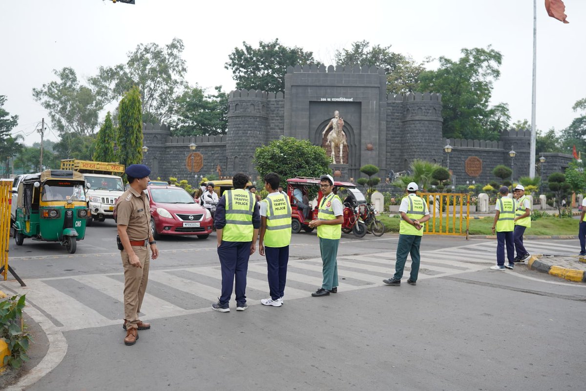 इंदौर पुलिस कमिश्नरेट के "ट्रैफिक प्रहरी" अभियान के अंतर्गत आज ट्रैफिक प्रहरियों को प्रशिक्षण दिया गया उसके बाद  प्रशिक्षित ट्रैफिक प्रहरियों ने शहर की यातायात व्यवस्था में सक्रिय रूप से अपनी ड्यूटी शुरू की।

नागरिक सहयोग से सुरक्षित यातायात की दिशा में बढ़ते कदम...