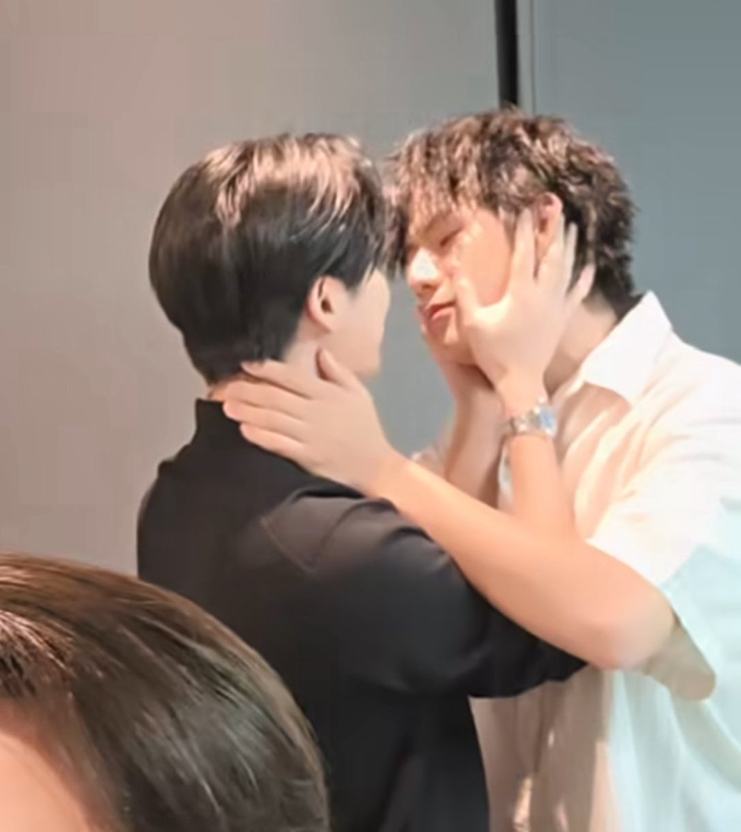 Kknight_xc's tweet photo. คือต้องเขินอะไรก่อน ระหว่าง 1.วินนี่สตางค์ทำอะไรกัน 2.ขนาดมือวินนี่ที่ปิดคอน้องตังมิด 3.มือต้องตังที่แปะอยู่บนหน้าวินนี่ เลือกไม่ได้เลยขอเขินทั้งหมด😭😭😭😭🫵🏼🫵🏼🫵🏼🫵🏼

#WinnySatang #วินนี่สตางค์ https://t.co/HGakVytf2j
