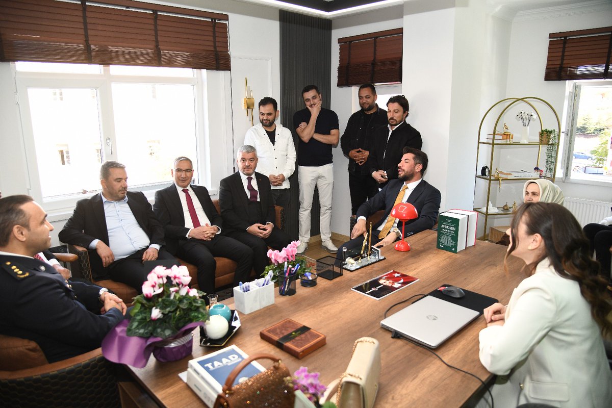 Kaymakamımız Üzeyir Aziz Özeren ve Belediye Başkanımız Ertuğrul Çetin ilçemizde hizmete başlayan Göker Hukuk Bürosu'nun açılışını birlikte gerçekleştirdiler.
Hayırlı uğurlu olsun.