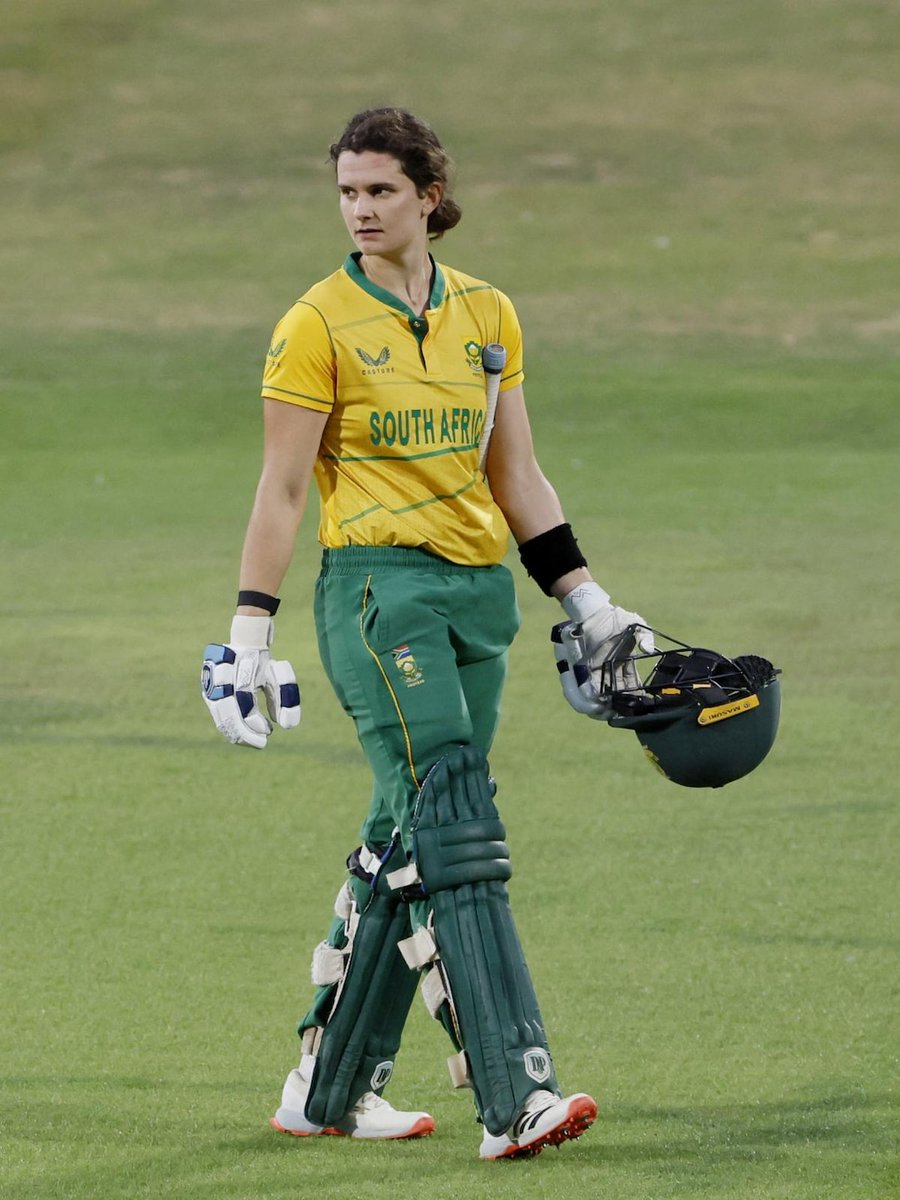 inr4477's tweet photo. 101*(117) to 169(143) 🫡
laura wolvaardt took just 26 balls to score 68 runs 😱 #CleanStriker #RainingBoundaries #WomensCricket https://t.co/n6Ojr4pyfU