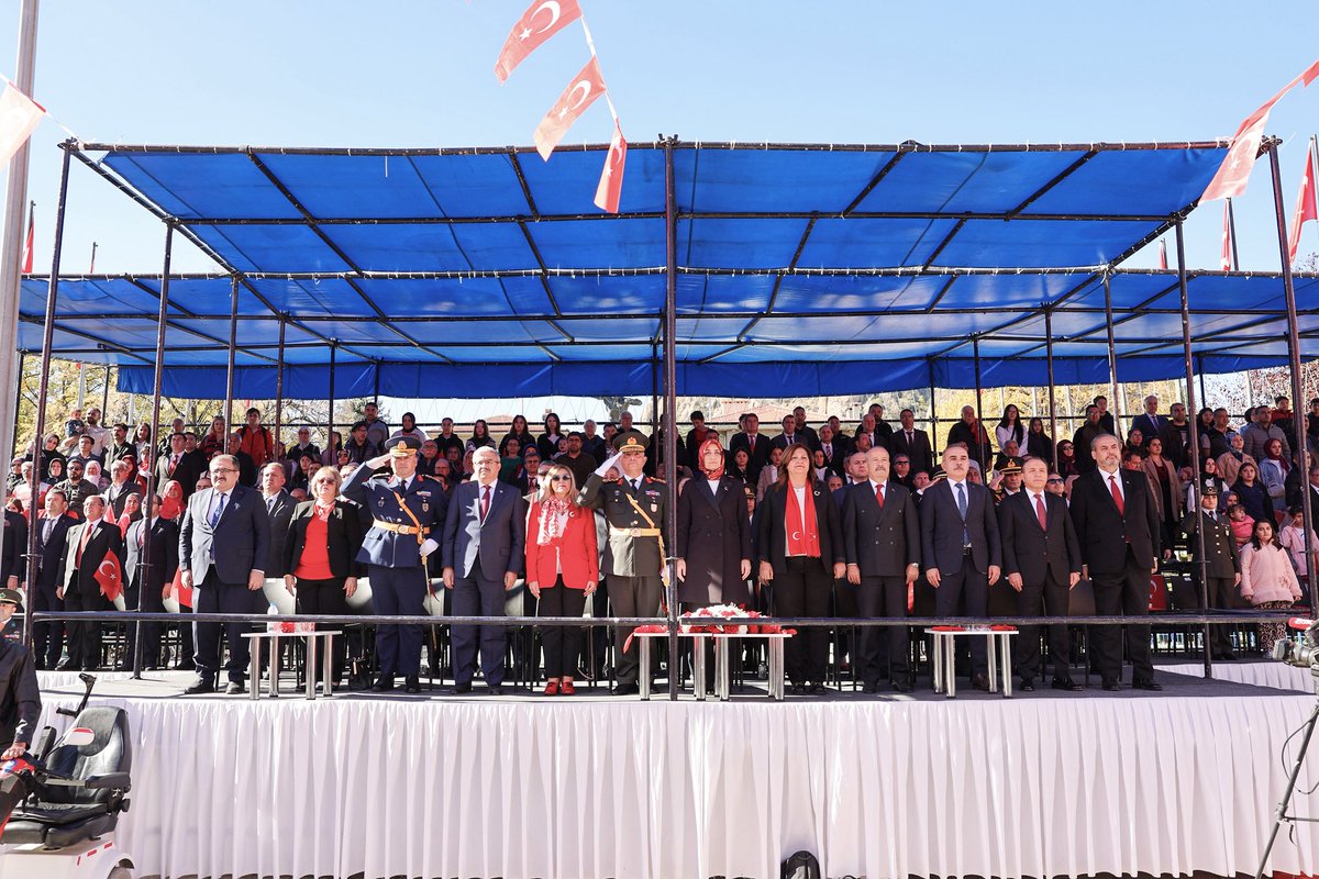 Cumhuriyetimizin 102. yılında, Gazi Mustafa Kemal Atatürk’ün bizlere emanet ettiği bu eşsiz değeri; aynı inanç, aynı kararlılık ve aynı gururla kutluyoruz.
Kocatepe’den yükselen bağımsızlık ateşiyle büyüyen bu millet, Cumhuriyet’le var oldu; Cumhuriyet’le sonsuza dek yaşayacak!