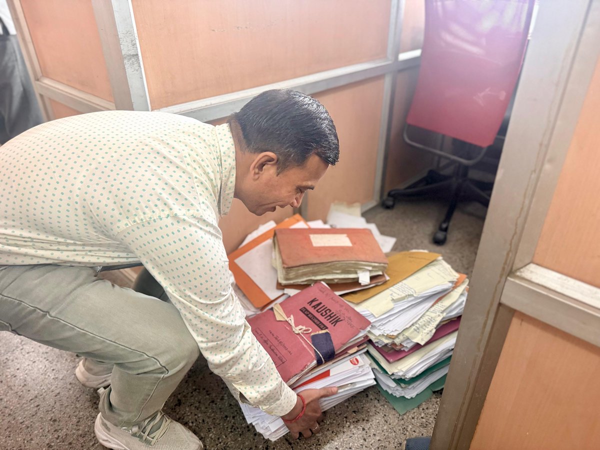 CBCLucknow's tweet photo. केंद्रीय संचार ब्यूरो, लखनऊ में आज 'स्पेशल कैंपेन 5.0' के तहत पुराने समाचार पत्रों और कागजातों को निष्प्रयोज्य कर उनकी बिक्री की गई साथ ही साथ पुरानी तथा अनुपयोगी फाइलों का विनष्टीकरण करके कार्यालय परिसर को स्वच्छ, सुंदर एवं व्यवस्थित बनाया गया।
#SpecialCampaign5_0 
@MIB_India https://t.co/hqobpR108y