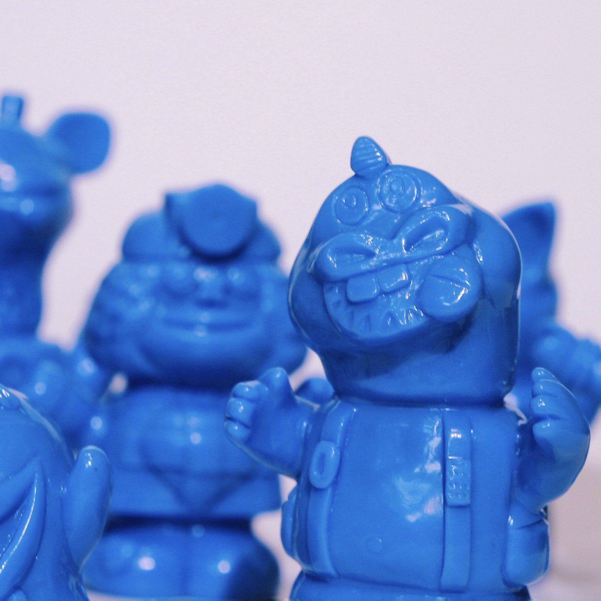 Otenkiya_sofubi's tweet photo. ソフビ指人形のサンプルがついに到着しました ✨

全10キャラクターがラインナップ 🌟

これまで登場したキャラに加えて、新キャラも仲間入りしています .ᐟ.ᐟ.ᐟ
11月24日にみんなの前でお披露目予定です🚩

今回は10種類のカラーを予定しています
みんなはどんなカラーが一番欲しい？ https://t.co/3r22KsXLwO