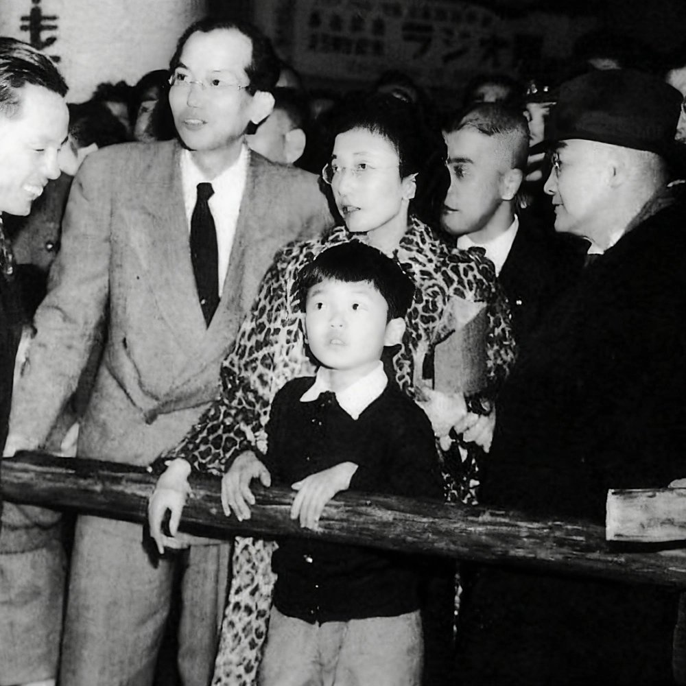 有谁知道C位的这个小男孩是谁吗？图片中的人物能认出几位？ 相关性：有人质疑高市早苗不是保守主义者，理由是她不是基督徒