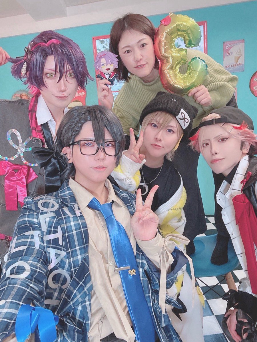 写メのせていんだよな……？めっっっちゃくちゃ久しぶりにコスして3周年ヴォできたん嬉しすぎダンス。凄く勢いで誘い勢いでOKがきたのありがたすぎた感謝🔥🔥🔥🙏写真編集するぞ。色味可愛すぎるな。☕️あかり📄恭さん🦉かつきさん🍷しょーた📸うおすけさん