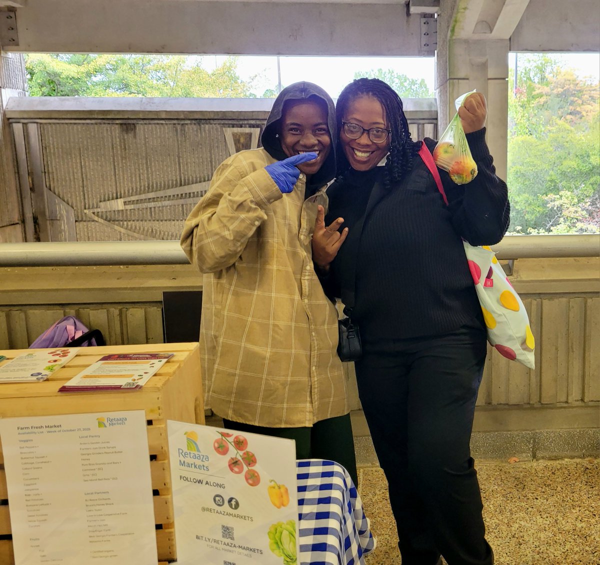 MARTAtransit's tweet photo. 🎉Our first 20 customers at Kensington MARTA Market scored Breeze Cards yesterday! 💳
Swipe through the photos to see the fun and everyone who was ready to ride! 🚆
#BreezeOn #TransitMadeEasy #MARTA #TOD #Retaaza #LetMARTADrive https://t.co/3sj30n92l5