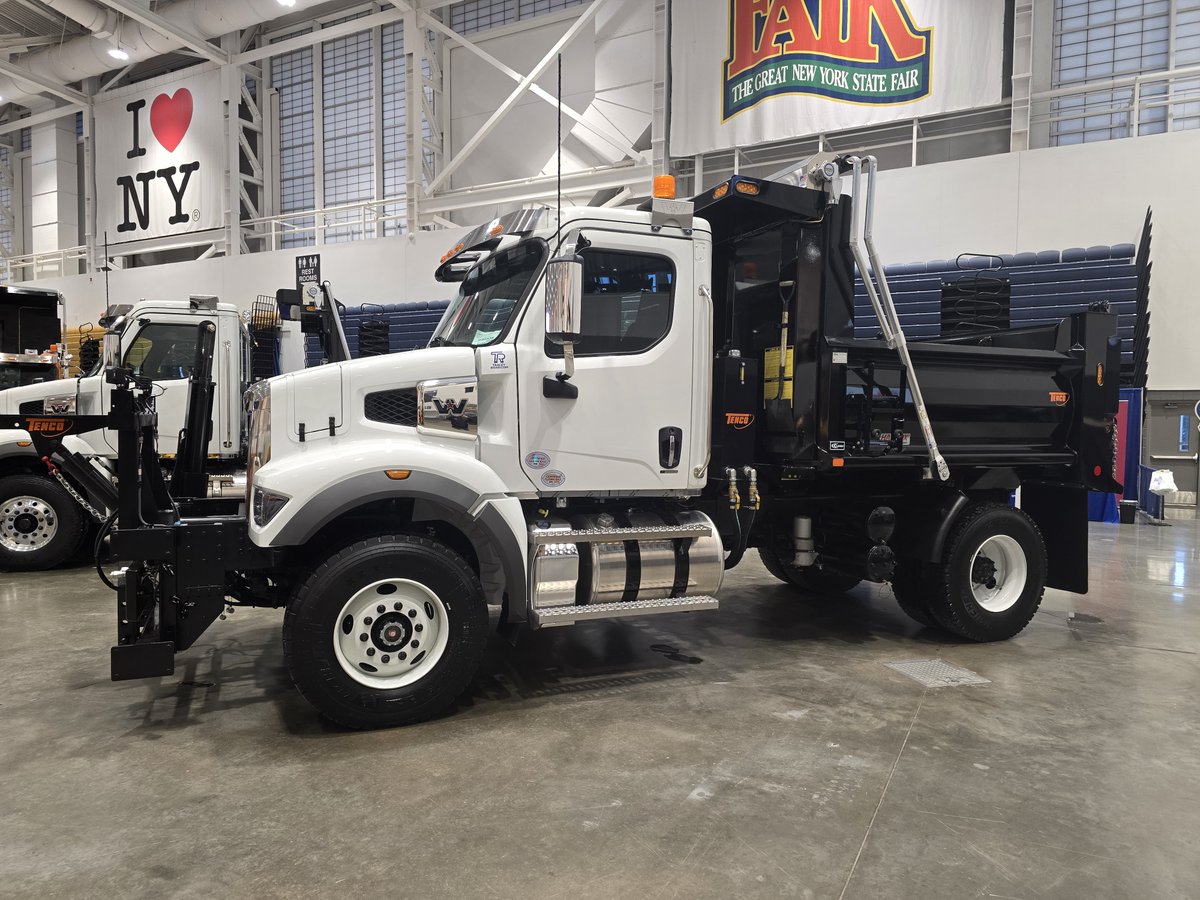 RollRite's tweet image. 👷We gotcha covered #NewYork!

We&apos;re at the NYS Highway &amp;amp; Public Works Expo today only in Booth# 58, stop by to learn how we can help protect your drivers and everyone around your municipal trucks.

#rollrite #tarpsystem #municipal #dumptruck