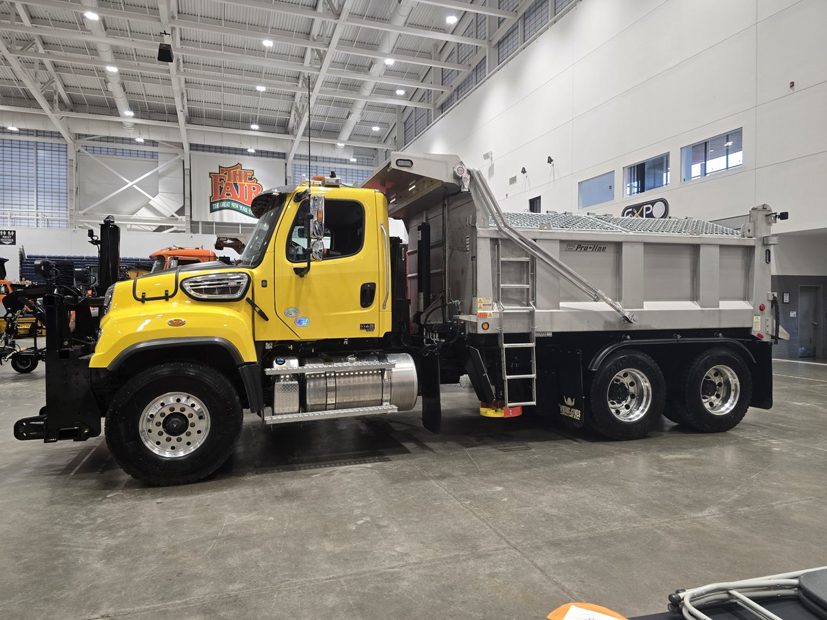 RollRite's tweet image. 👷We gotcha covered #NewYork!

We&apos;re at the NYS Highway &amp;amp; Public Works Expo today only in Booth# 58, stop by to learn how we can help protect your drivers and everyone around your municipal trucks.

#rollrite #tarpsystem #municipal #dumptruck