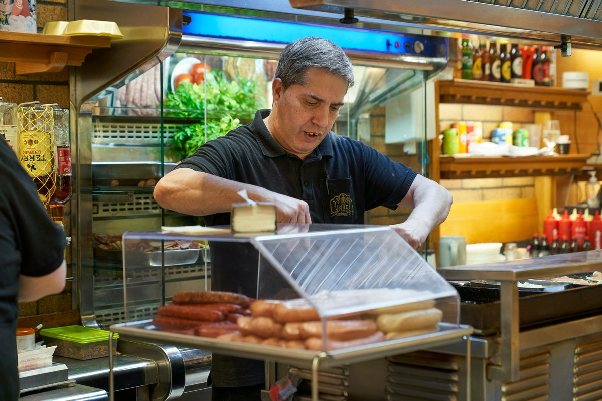 Aquí res és improvisat. 
Cada gest té un sentit. Som una coreografia de barres i entrepans: ritme, precisió i ofici. Vine, mira i tasta l’espectacle en directe.

📍 Terrassa · Barcelona · Badalona

#FrankfurtsCasaValles #CuinaEnSincronia #TanBoComSempre