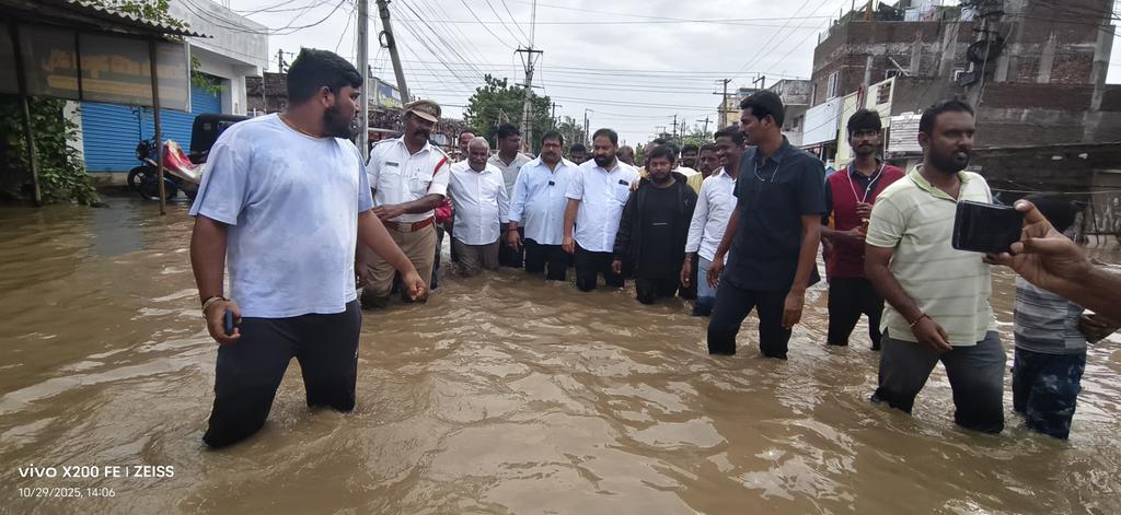 ఈరోజు ఒంగోలు నగరం లోని తుఫాన్ ప్రభావిత ప్రాంతాల్లో పర్యటించిన ఒంగోలు శాసనసభ్యులు <a href="/DamacharlaMLA/">Damacharla JanardhanaRao</a> గారు,ఉమ్మడి ప్రకాశం జిల్లా <a href="/JanaSenaParty/">JanaSena Party</a> అధ్యక్షులు,ఒంగోలు అర్బన్ డెవలప్ మెంట్ అథారిటీ చైర్మన్ <a href="/reyazsk786/">reyaz</a> గారు

#APpreparesForMontha
#CycloneMontha

<a href="/PawanKalyan/">Pawan Kalyan</a>
<a href="/APDeputyCMO/">Deputy CMO, Andhra Pradesh</a>