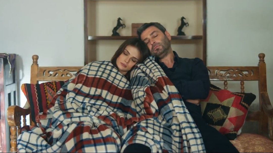 beraber uyuma bu muydu ahdnsjdmd o sırada kafasında binbir tane kaşık pozisyonu hayal etmiş olan ben...sjcmsjcm
#uzaksehir #cihal